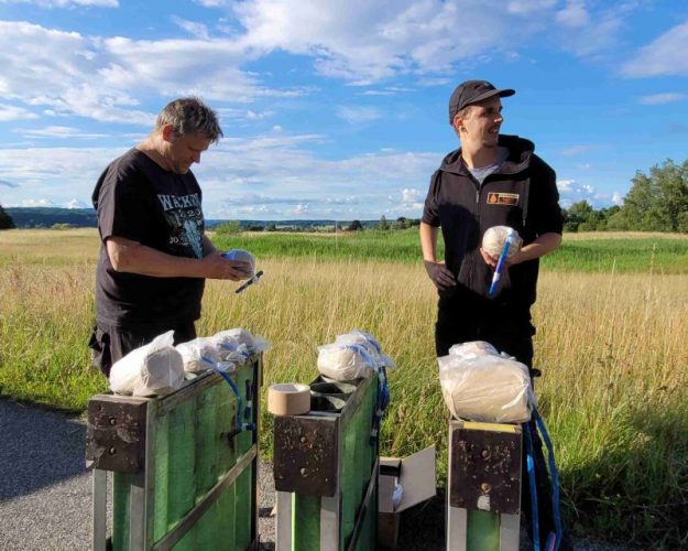 Zwei Personen bereiten ein Feuerwerk im Freien vor