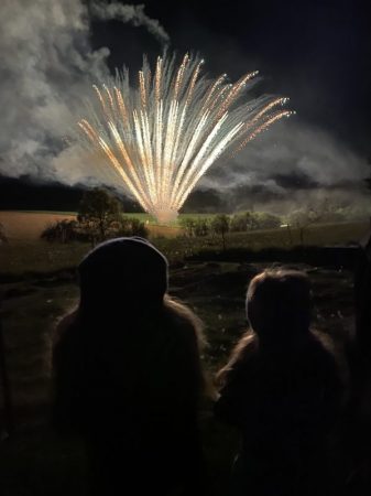 Zwei Personen beobachten ein Feuerwerk