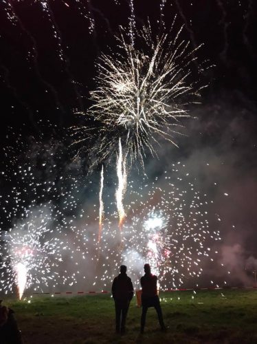 Zwei Personen beobachten ein Feuerwerk
